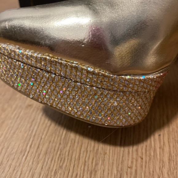 Gorgeous gold sparkly heel pumps! - Picture 2 of 5